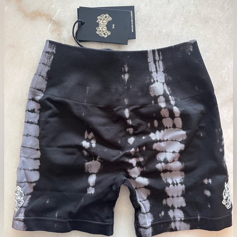 NWT DARC SPORT - EVERSON SEAMLESS TRAINING SHORTS NORSE PURPLE SERPENT
SMALL